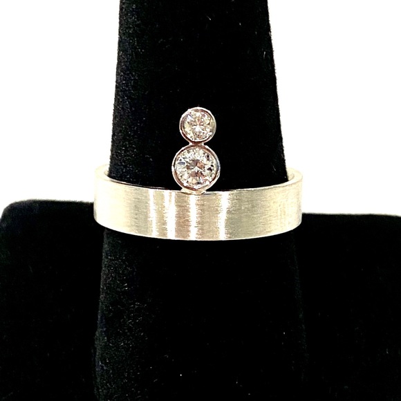 Deco Inspired White Gold and Diamond Ring. - Picture 3 of 3
